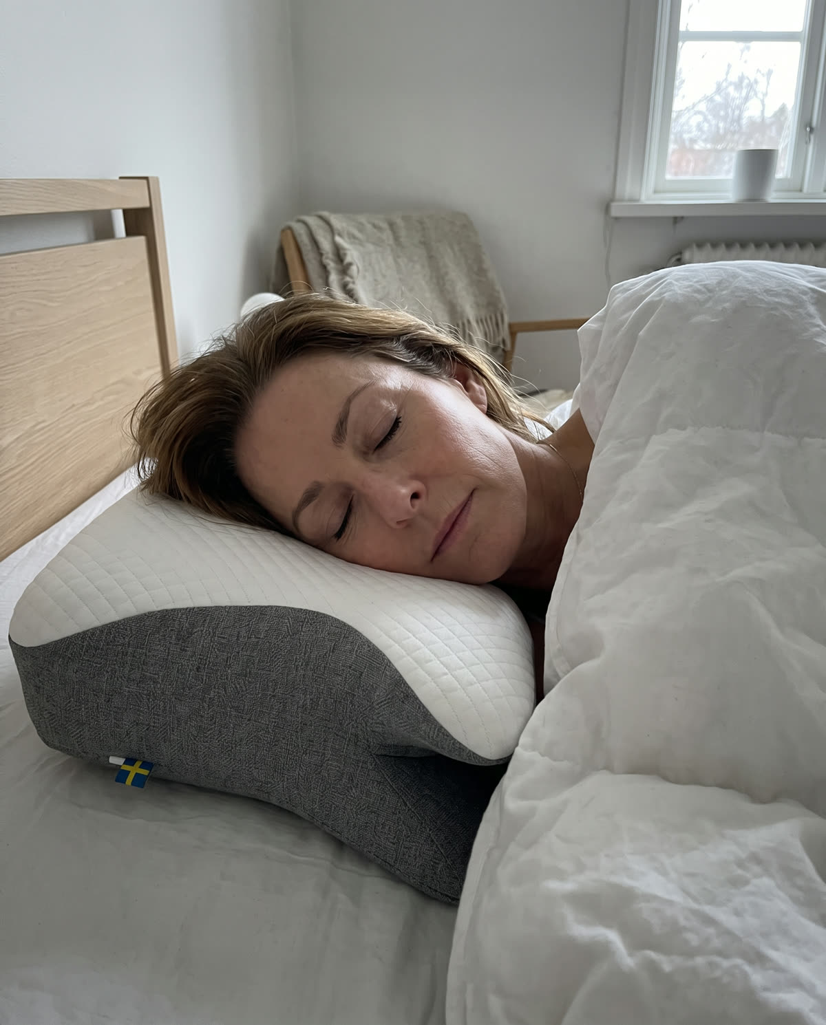 SleepEase-kussen op een bed in ochtendlicht