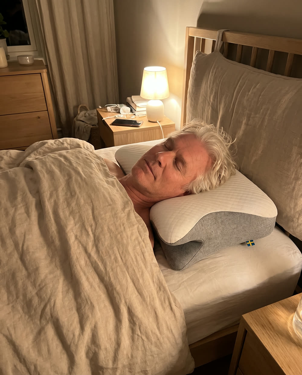 Oudere man slaapt rustig op zijn rug op het SleepEase-kussen
