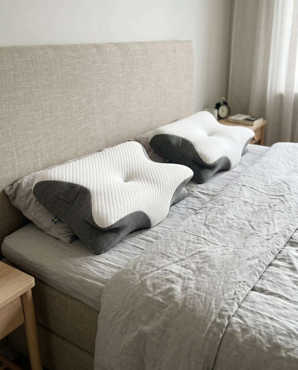 Twee SleepEase-kussens op een tweepersoonsbed