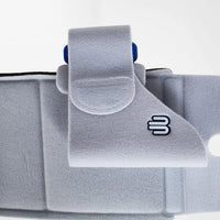 Närbild på OmoLocs handstödband med Bauerfeind-logotyp