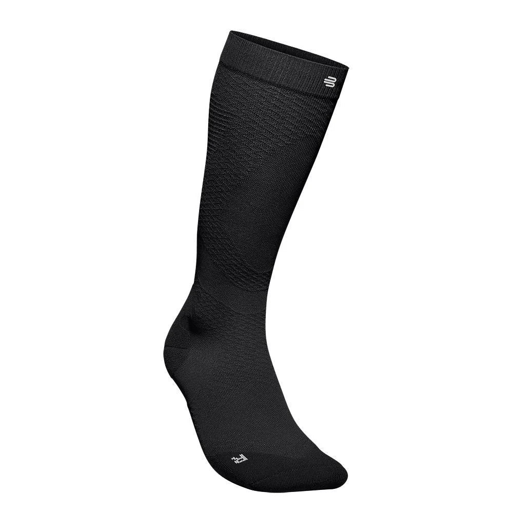 Bauerfeind Run Ultralight kompressionsstrumpa i svart, sedd från sidan