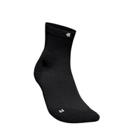 Bauerfeind Run Ultralight Mid Cut löparstrumpa i svart, snett framifrån, vit bakgrund