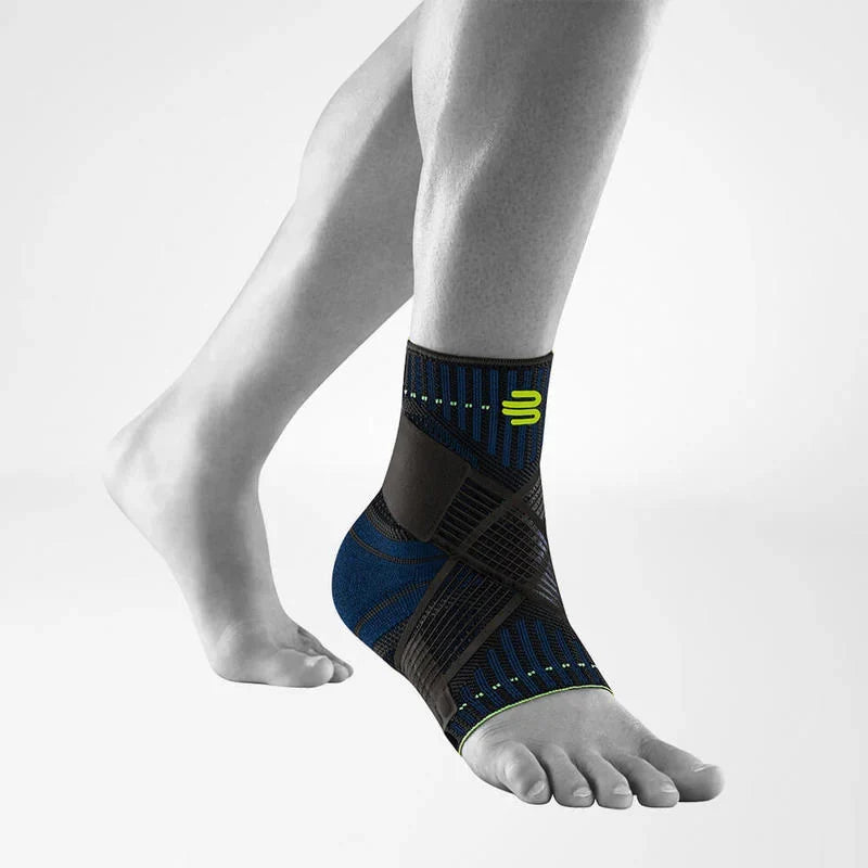 Bauerfeind Sports Ankle Support fotledsstöd i svart med blå detaljer på fot, vit bakgrund