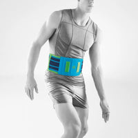 Man med Bauerfeind Sports Back Support ryggstöd i färgen Rivera, blått och limegrönt, runt midjan