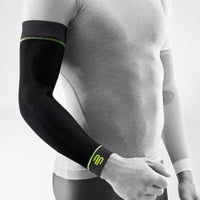 Bauerfeind Sports Compression Arm Sleeves i svart på en arm, vit bakgrund