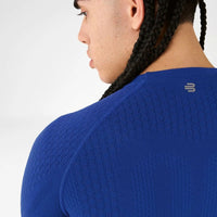Närbild på axel och nacke med 3D Power Dots-strukturen, blå tröja