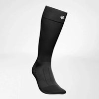 Bauerfeind Sports Recovery kompressionsstrumpa i svart, sedd från sidan