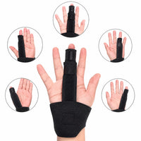 Fingerstöd med handledsband visat på flera olika fingrar.