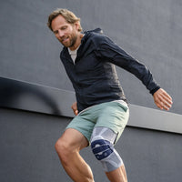 Man tränar utomhus med GenuTrain knästöd