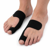 Svart förformad kinesiologitejp för stortå och fot visad på båda fötterna.