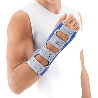 Bauerfeind ManuLoc Long handledsortos buren på underarm och hand, vit bakgrund