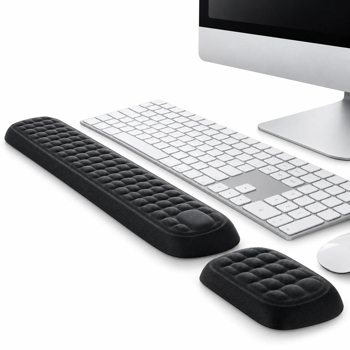 Ergonomiskt handleds- och musstöd i memory foam för ökad komfort vid skrivbordet.