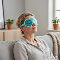 Person använder en gelögonmask för kylande eller värmande komfort under en lugn stund hemma.