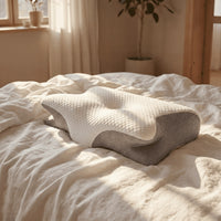 Ergonomisk sovkudde med memory foam placerad på säng i lugn sovrumsmiljö
