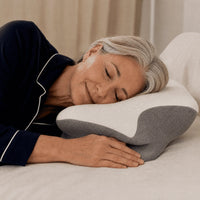 Äldre kvinna som sover på ergonomisk memory foam-kudde i sängen