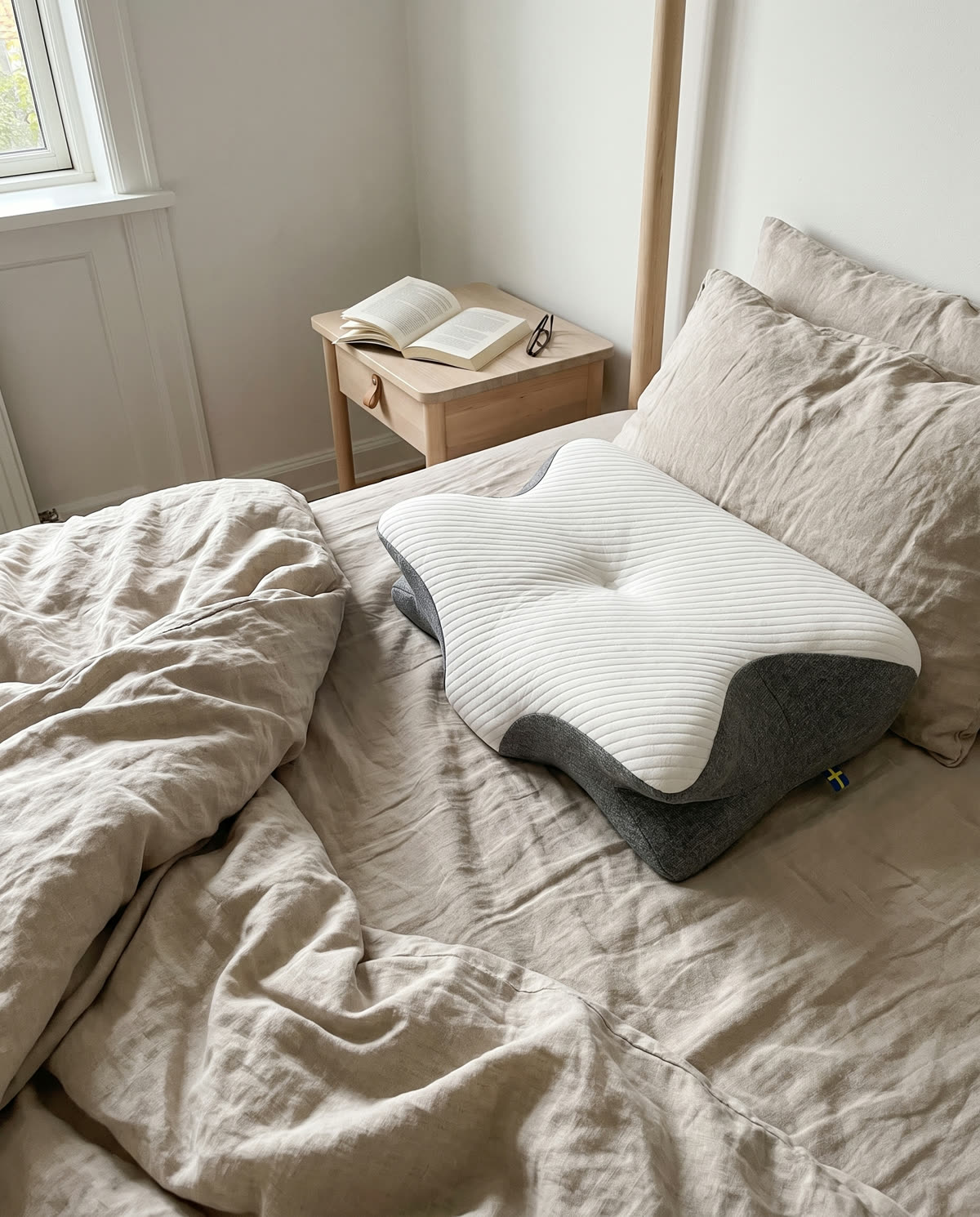 Man met SleepEase-kussen in de slaapkamer